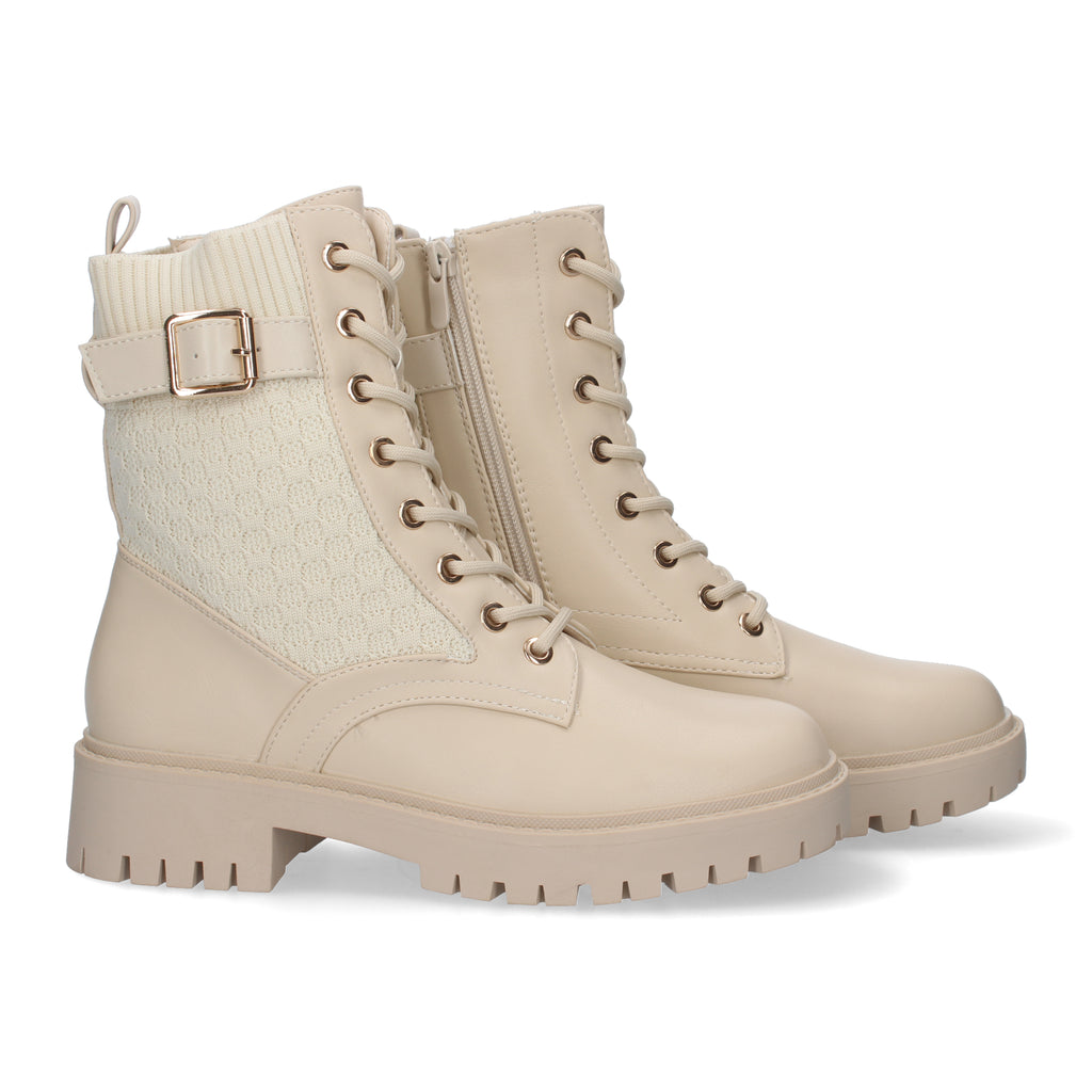 Botin beige con detalle hebilla