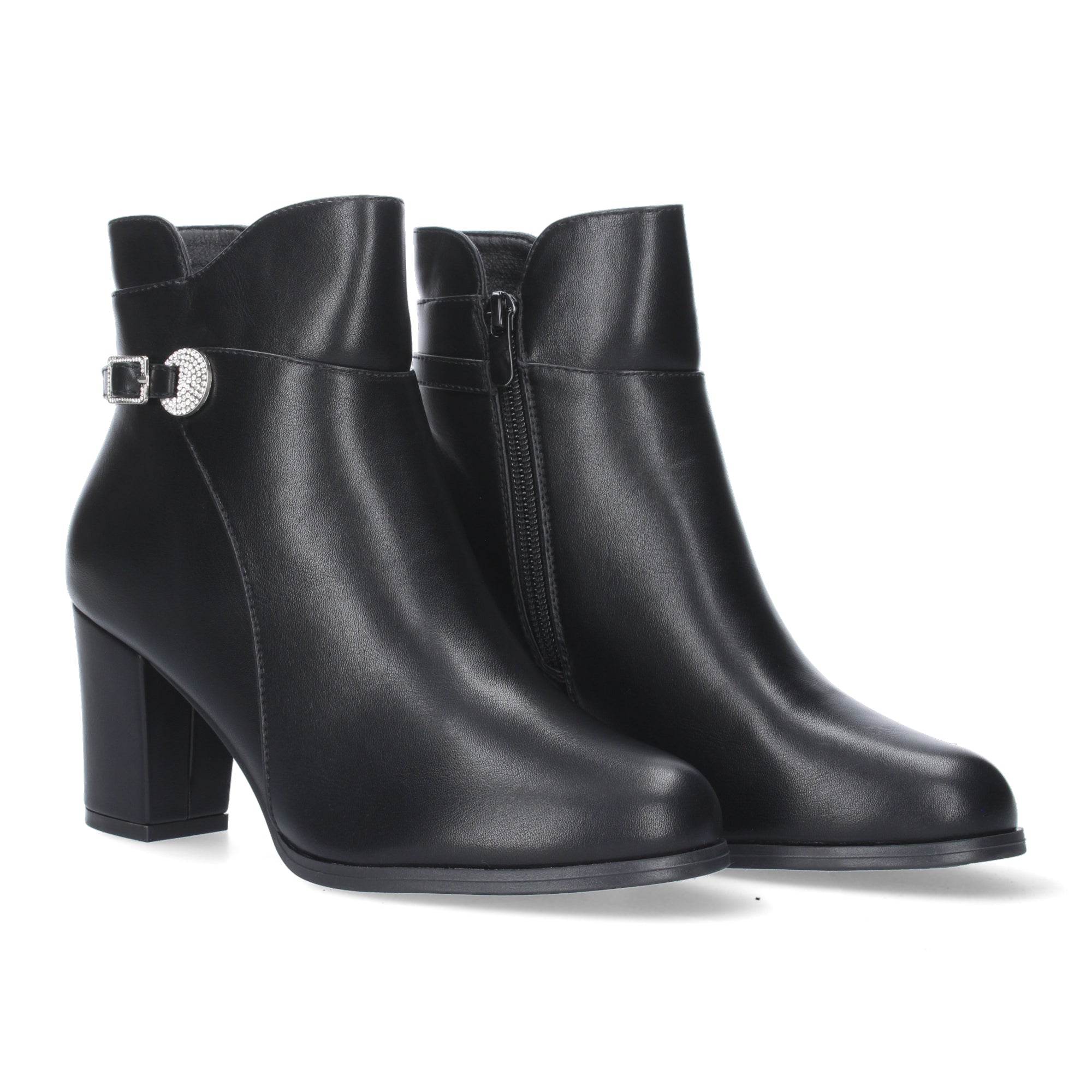Botines negros con detalle tachuela