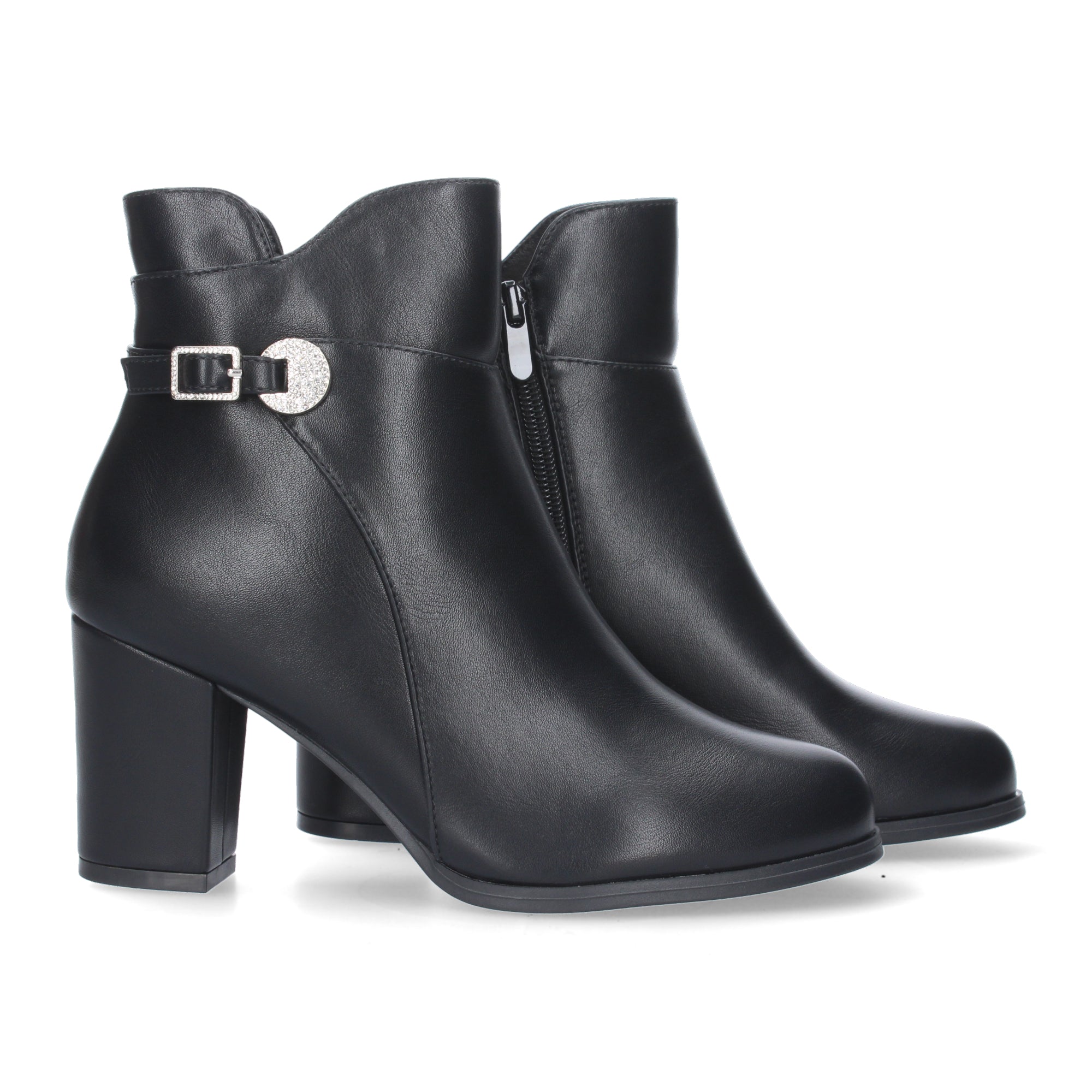 Botines negros con detalle tachuela