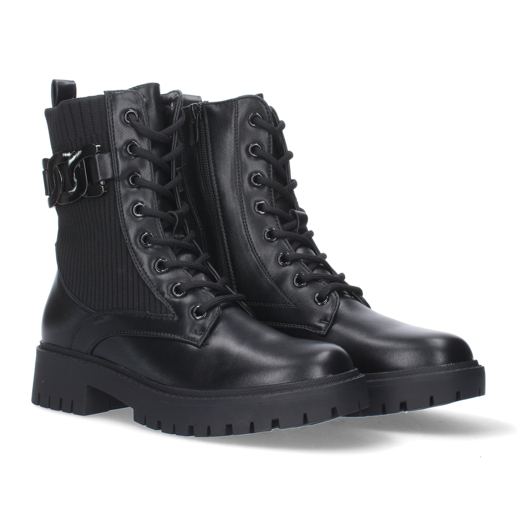 Botines negros con adorno metálico