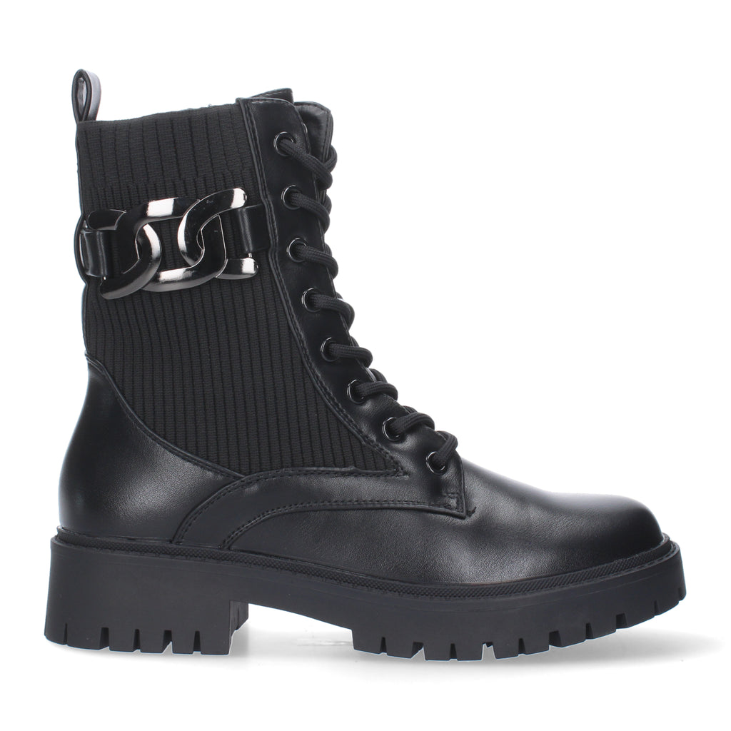 Botines negros con adorno metálico