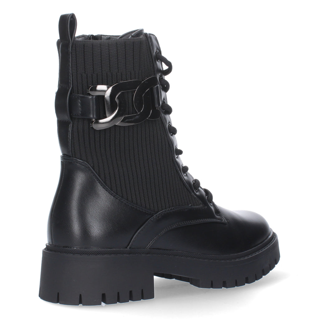 Botines negros con adorno metálico