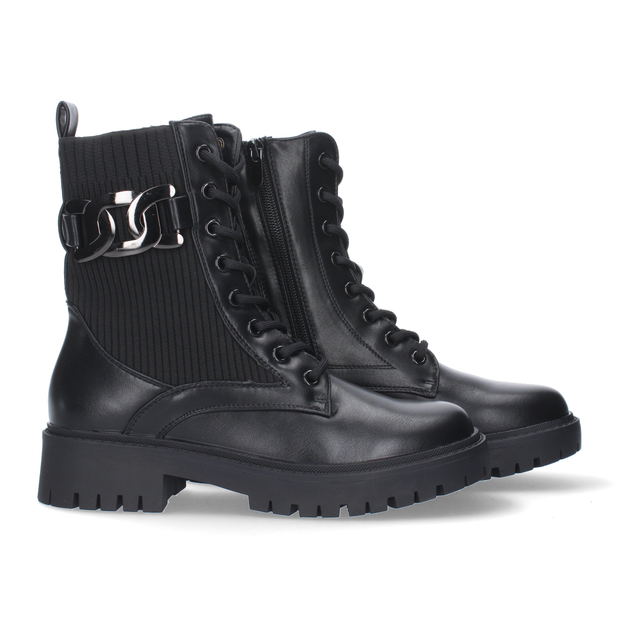 Botines negros con adorno metálico