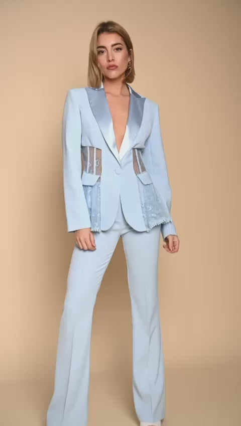Traje azul celeste con detalles de encaje y pantalón de pierna recta